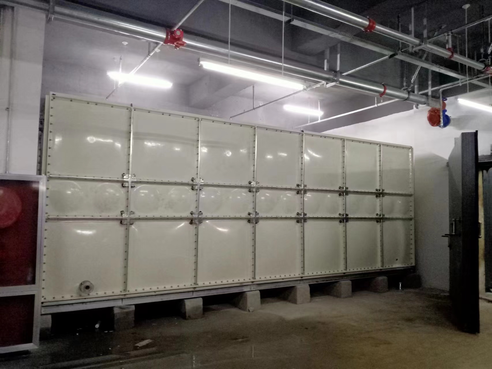 現(xiàn)場(chǎng)簡(jiǎn)單的識(shí)別玻璃鋼水箱好壞的方法？